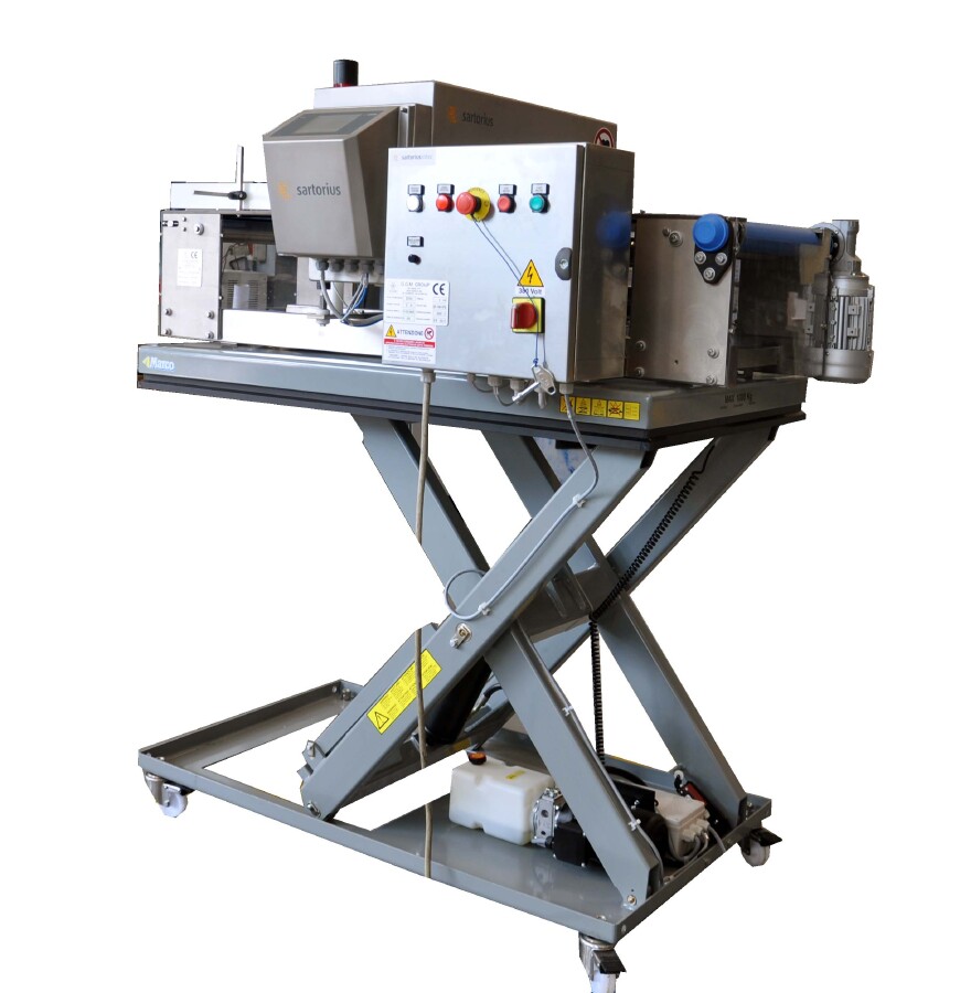 Conveyor belt with elevator